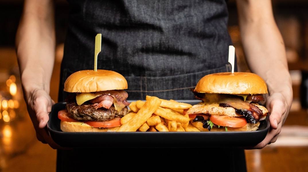 Αθήνα: Εστιατόριο απάντησε σε πελάτη που αποκάλεσε «καθυστερημένο» έναν εργαζόμενο – Το περιστατικό πήρε διαστάσεις στα social media.