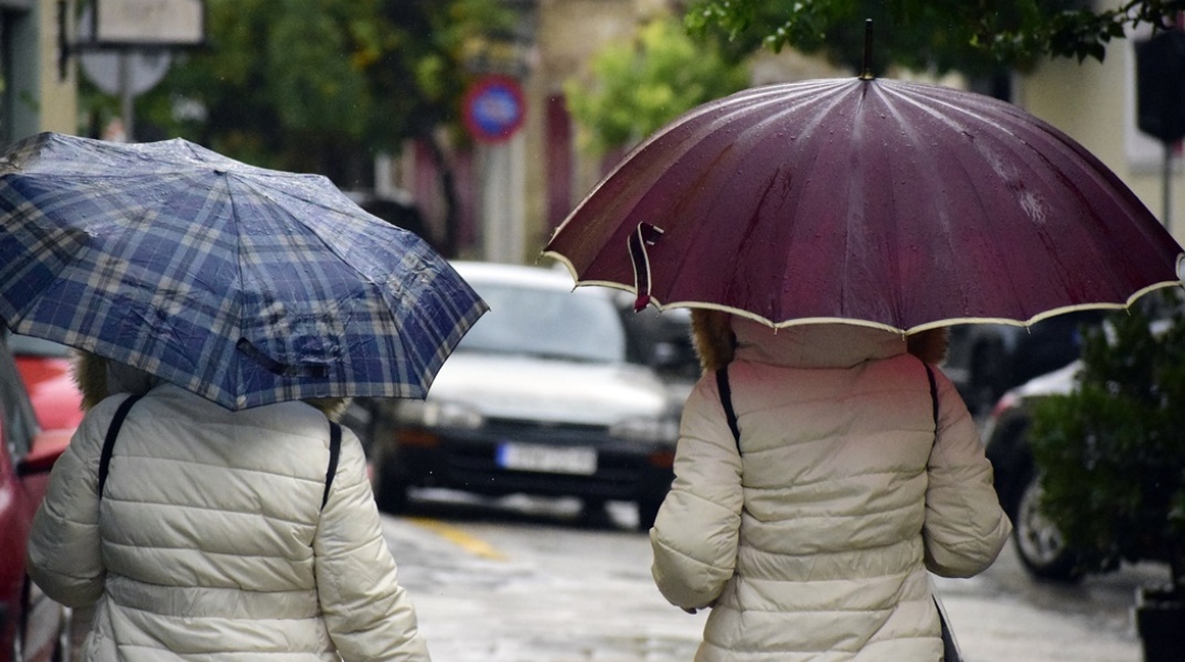 Γυναίκες με ομπρέλες προστατεύονται από καταιγίδα στην Αργολίδα