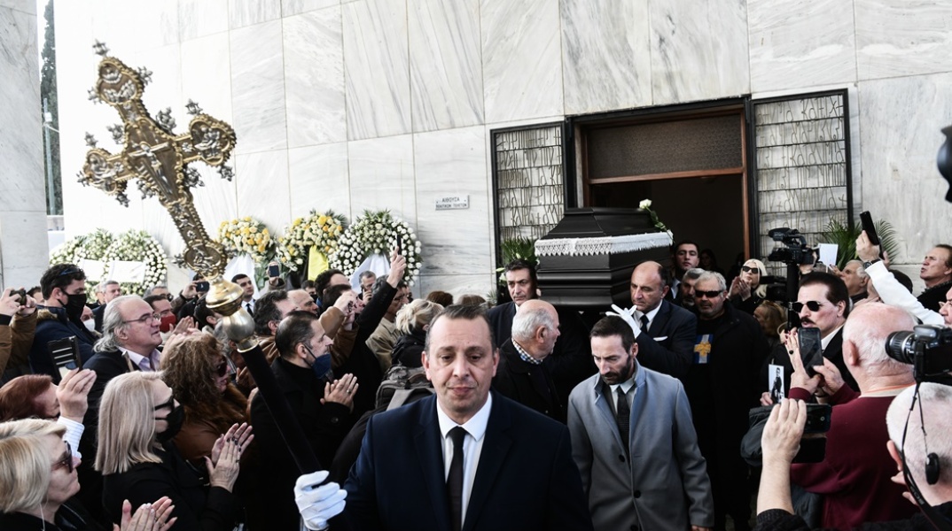 Κηδεία Νίκου Ξανθόπουλου: Η στιγμή που εξέρχεται το φέρετρο