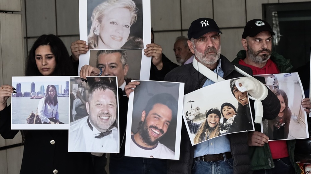 Δίκη για τη φωτιά στο Μάτι - Συγγενείς θυμάτων με τις φωτογραφίες τους έξω από το δικαστήριο