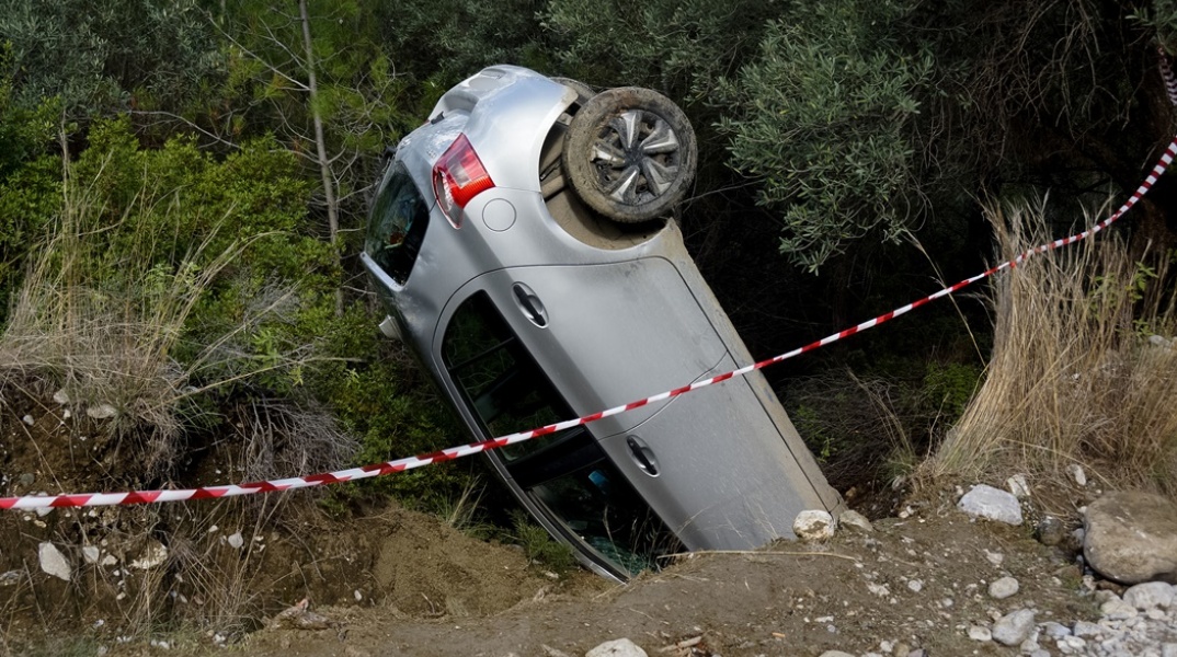 Το αυτοκίνητο της 44χρονης που είχε εξαφανιστεί στη Ρόδο πεσμένο 