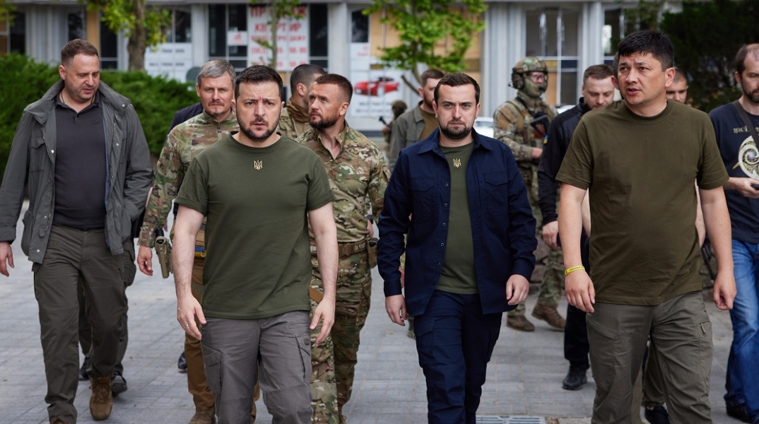 Η Ουκρανία ταλανίζεται από σειρά σκανδάλων διαφθοράς - Ποιους κορυφαίους αξιωματούχους απομακρύνει από την κυβέρνηση ο Βολοντίμιρ Ζελένσκι.