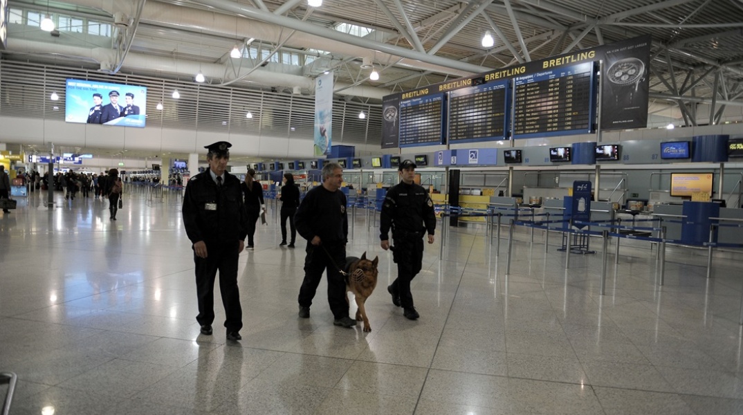 Αστυνομικοί με εκπαιδευμένο σκύλο στο αεροδρόμιο «Ελευθέριος Βενιζέλος»