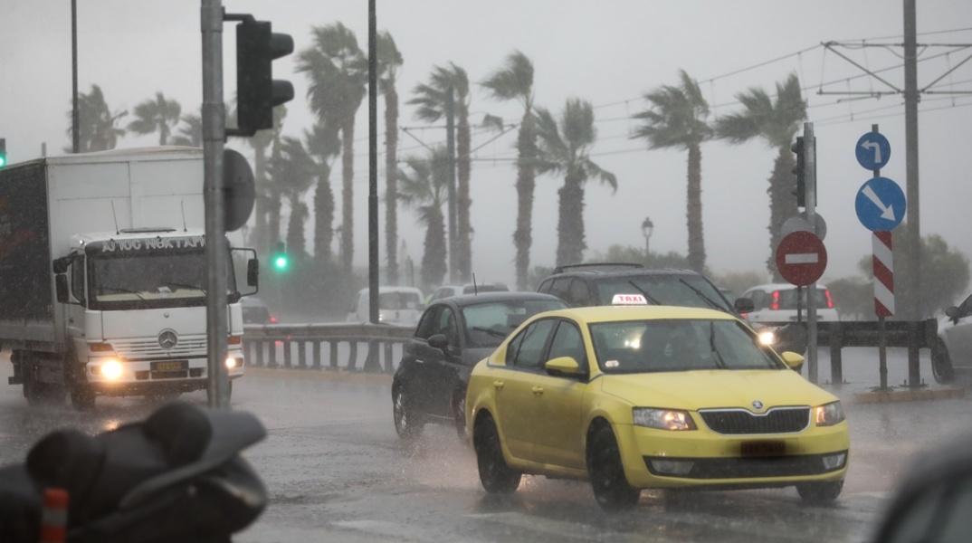 Καταιγίδα και ισχυροί άνεμοι στην Αττική - Ταξί και άλλα οχήματα υπό καταρρακτώδη βροχή στην Παραλιακή