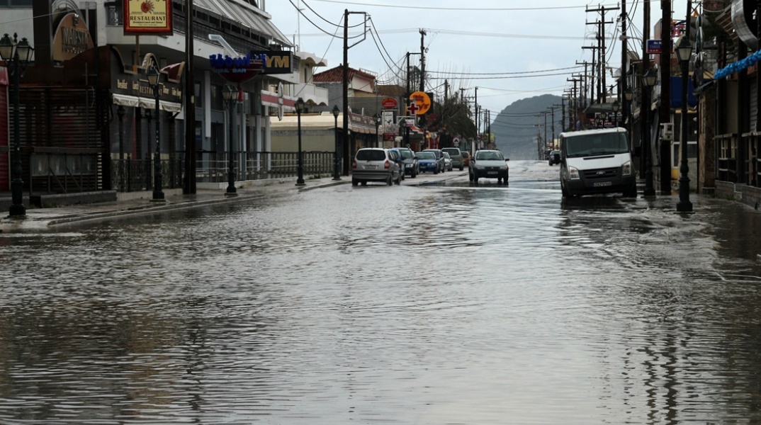 Πλημμυρισμένος δρόμος στη Ζάκυνθο
