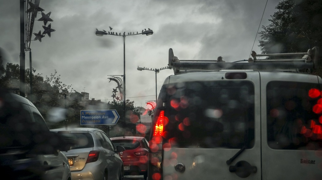 Αυτοκίνητα «κολλημένα» στην κίνηση στο κέντρο της Αθήνας