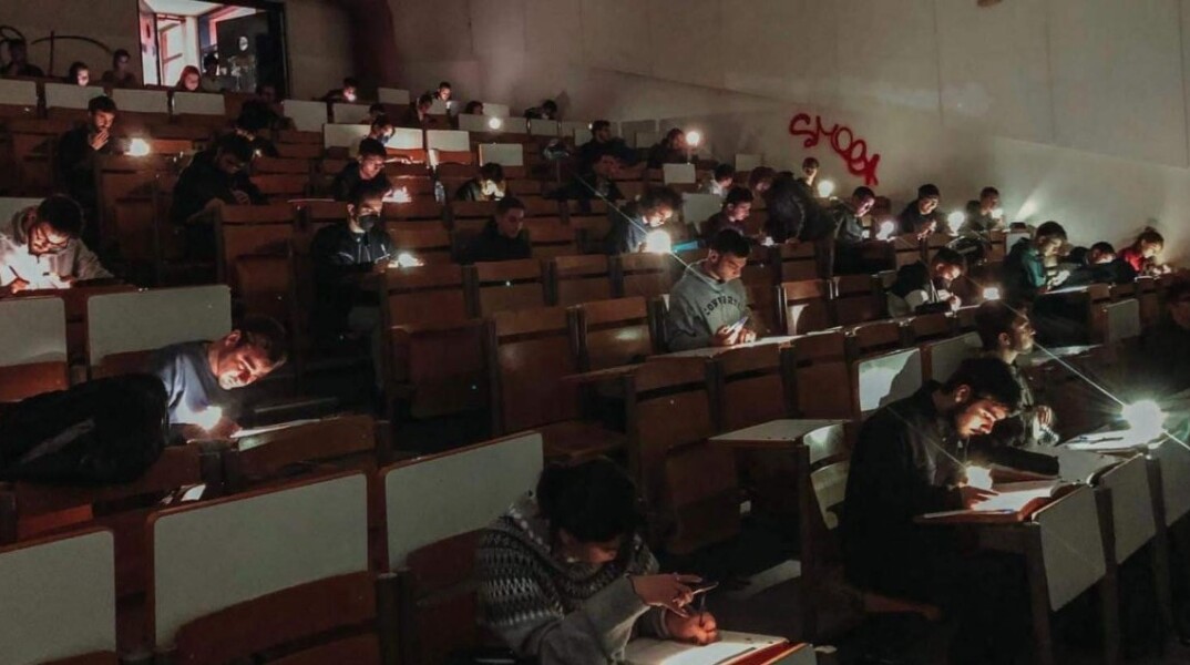 ΕΜΠ - Φοιτητές δίνουν εξεταστική με το φως από τους φακούς των κινητών τους