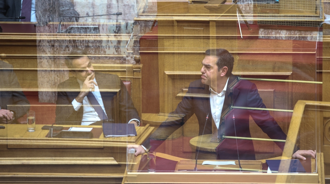 Ο πρωθυπουργός Κυριάκος Μητσοτάκης (αριστερά) και ο πρόεδρος του ΣΥΡΙΖΑ, Αλέξης Τσίπρας (δεξιά) στα έδρανα της Βουλής