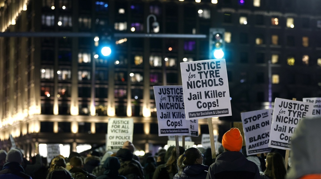 Διαδηλώσεις στις ΗΠΑ μετά τη δημοσιοποίηση βίντεο από τον θανάσιμο ξυλοδαρμό του 29χρονου Αφροαμερικανού Τάιρ Νίκολς από αστυνομικούς.