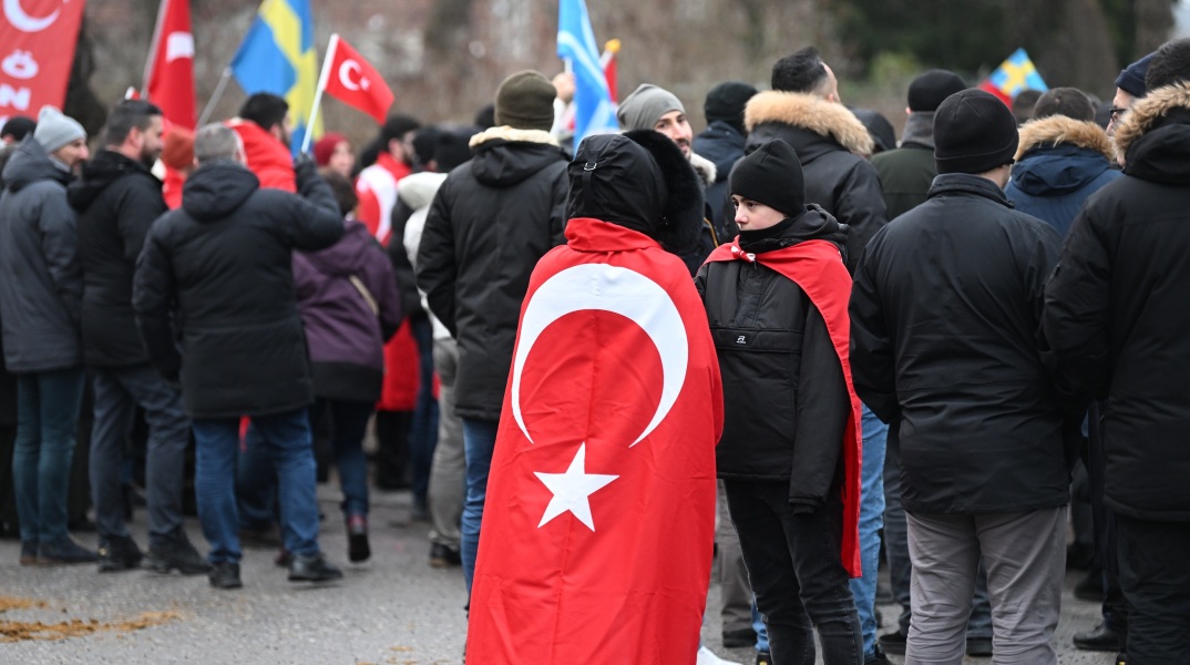 Ταξιδιωτική οδηγία της Σουηδίας για την Τουρκία μετά την πυρπόληση του Κορανίου - Καλεί τους πολίτες της να αποφεύγουν τις μεγάλες συναθροίσεις. 
