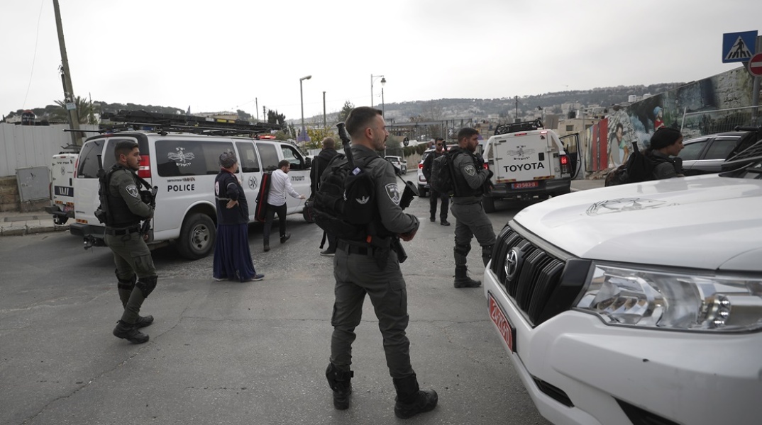 Αρχές ασφαλείας με όπλα σε δρόμο της Ιερουσαλήμ