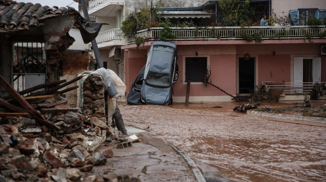 Αυτοκίνητο πάνω σε τοίχο κατοικίας στη Μάνδρα Αττικής μετά τις φονικές πλημμύρες στην Αττική