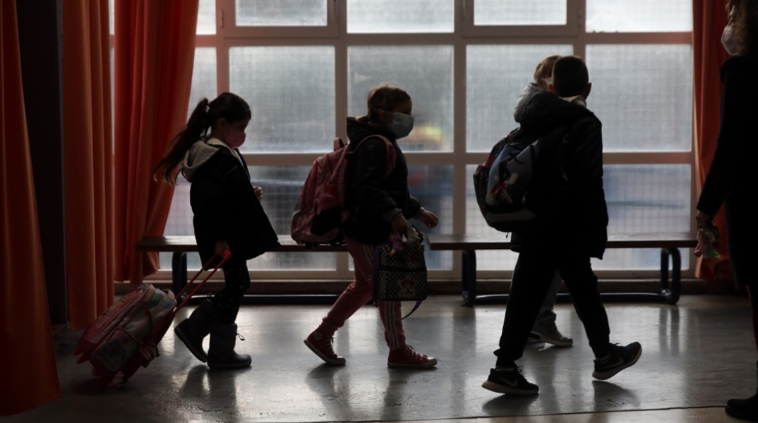 Μαθητές στον διάδρομο σχολείου με τις σχολικές τους τσάντες