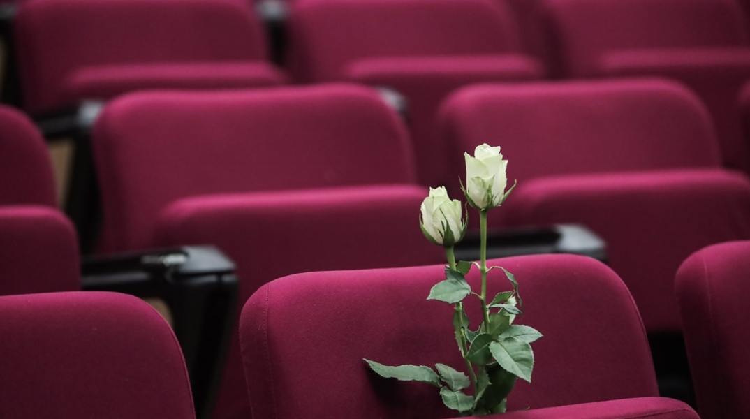 Ένα λουλούδι στα καθίσματα του δικαστηρίου για τα θύμα της πύρινης τραγωδίας στο Μάτι