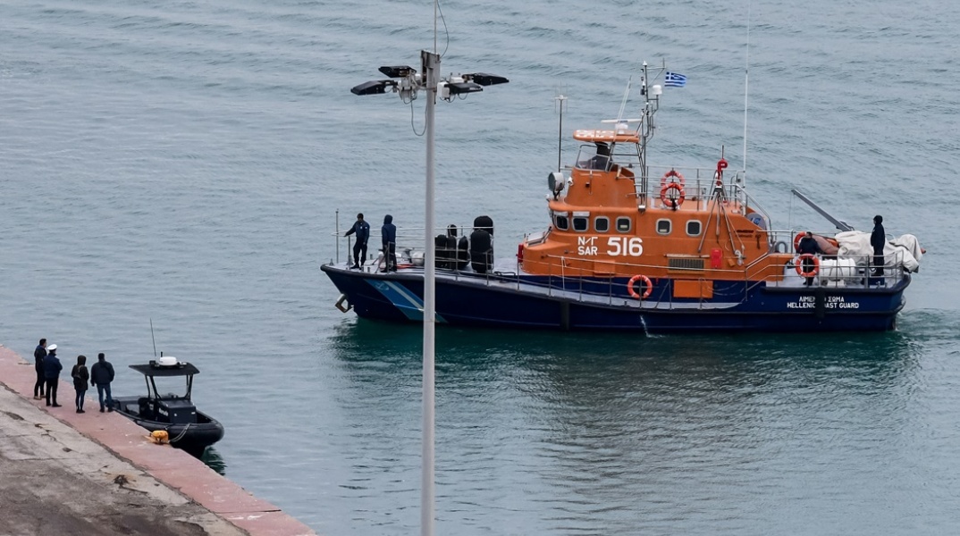 Σκάφος στις έρευνες για τον εντοπισμό του κυβερνήτη του Phantom