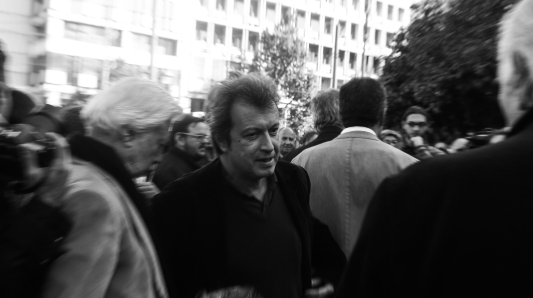 Πέτρος Τατσόπουλος: Ανακοίνωση στήριξης από την Εταιρία Συγγραφέων: «Στο πλευρό όλων όσων πλήττεται η ελευθερία του λόγου και της έκφρασης».