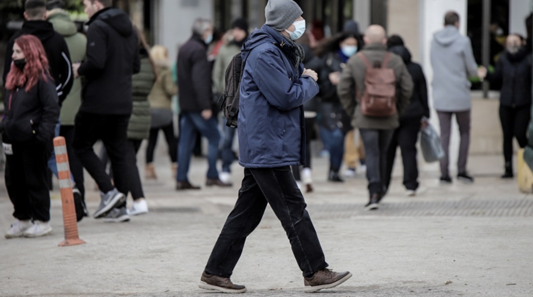 Πολίτης με ζεστά ρούχα και σκούφο