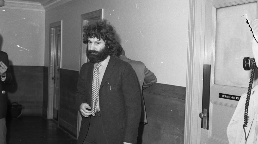 Ο Frank Serpico προσέρχεται στο δικαστήριο για να καταθέσει για την υπόθεση διαφθοράς στην Αστυνομία της Νέας Υόρκης τον Μάιο του 1971