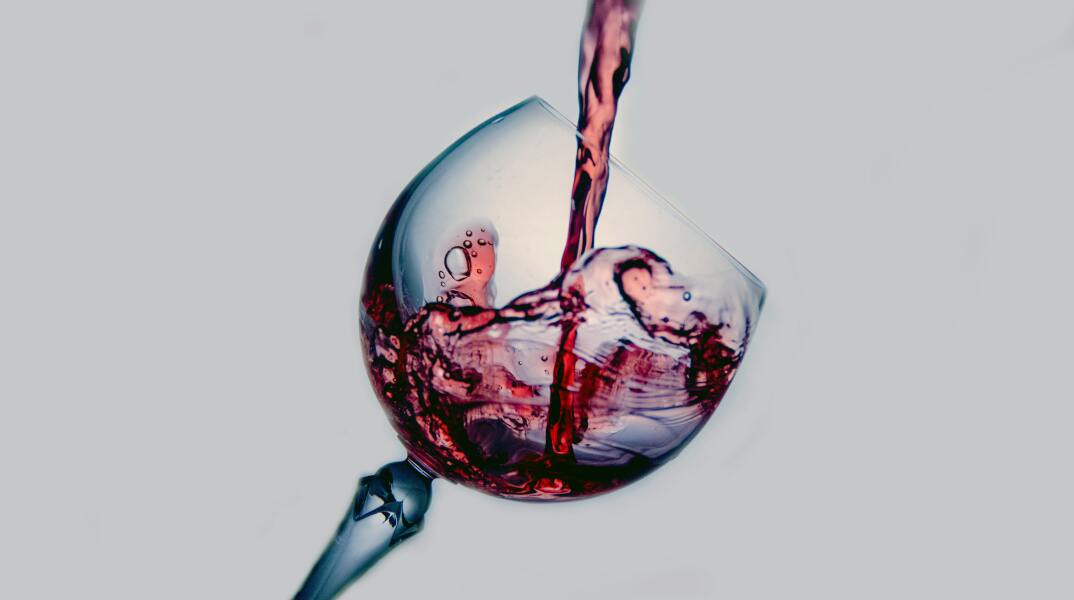 Πολλοί ισχυρίζονται ότι ένα ποτήρι κόκκινο κρασί την ημέρα μας ωφελεί. Είναι αλήθεια;