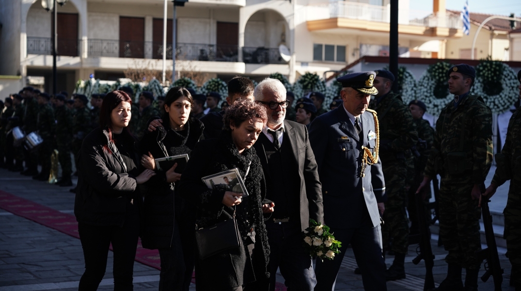 Κηδεία Μάριου Μιχαήλ Τουρούτσικα - Οι γονείς του στην εξόδιο ακολουθία
