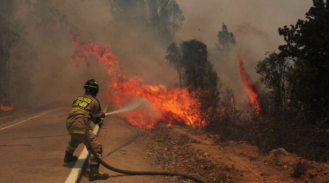 Δεκατριάχρονος βαρκάρης βοηθάει πυροσβέστες στη μάχη που δίνουν με δασικές πυρκαγιές στη Χιλή