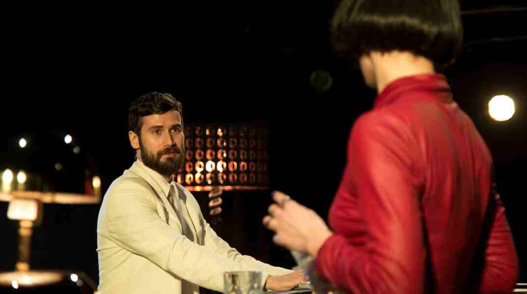 Ο Αναστάσης Ροϊλός και η Πηνελόπη Τσιλίκα σε σκηνή της παράστασης