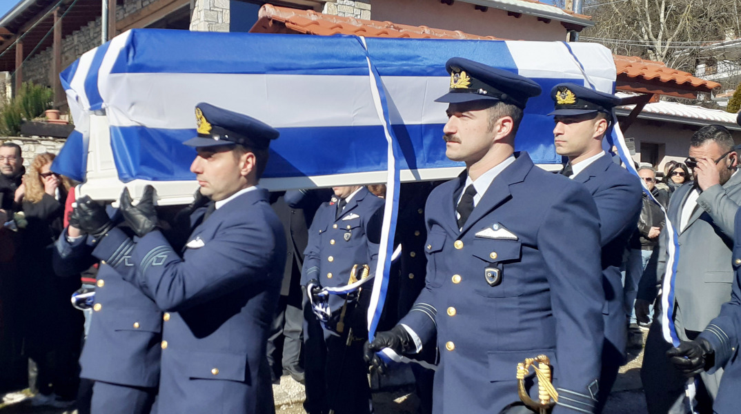 Κηδεία πιλότου Ευστάθιου Τσιτλακίδη στο Νευροκόπι - Η πομπή με το φέρετρο