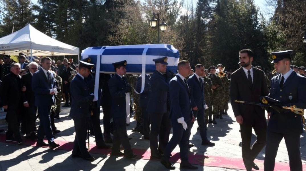 Κηδεία πιλότου Ευστάθιου Τσιτλακίδη στο Νευροκόπι - Η πομπή με το φέρετρο