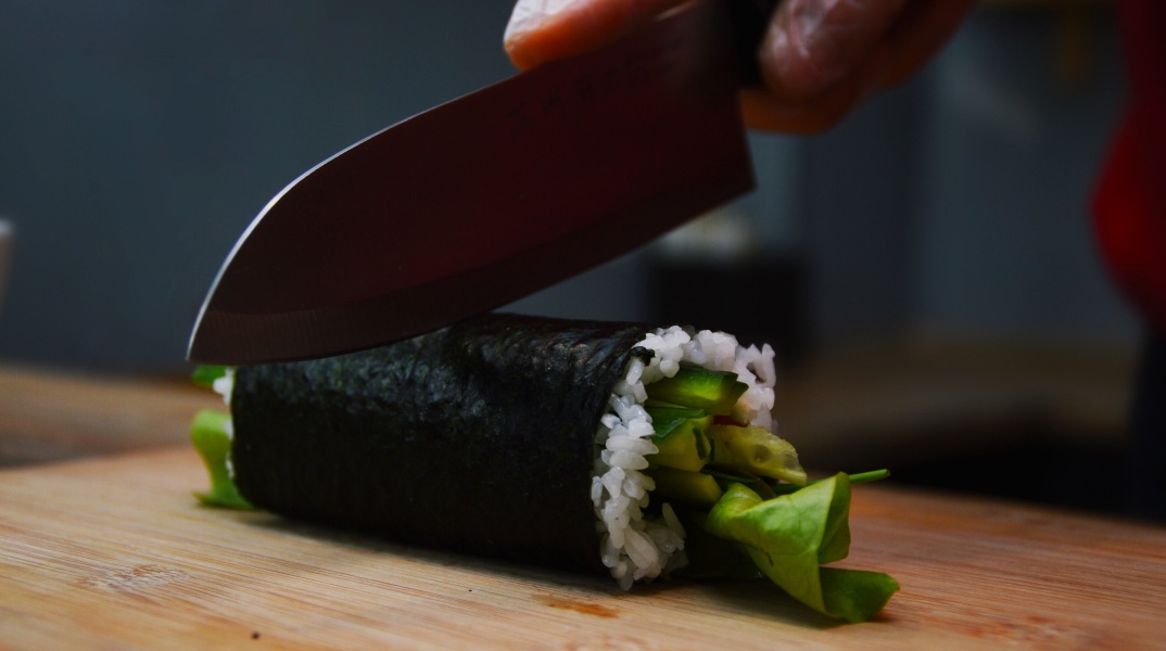 Η «σούσι τρομοκρατία» είναι η νέα viral τάση στα κοινωνικά δίκτυα που σκορπά τον φόβο για την ασφάλεια των τροφίμων στην Ιαπωνία.