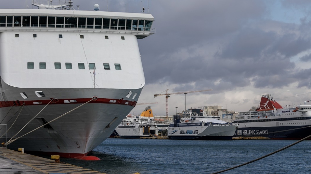 Απαγορευτικό απόπλου πλοίων από το λιμάνι του Πειραιά