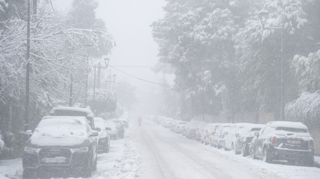 Κακοκαιρία «Μπάρμπαρα»: Χιόνια στα καλώδια της ηλεκτροδότησης, τον δρόμο και τα αυτοκίνητα