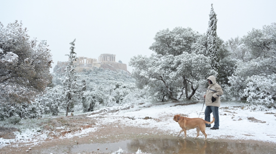 Κακοκαιρία Μπάρμπαρα και χιόνια στο κέντρο της Αθήνας