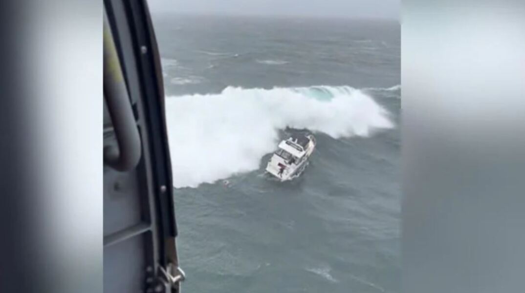 Τεράστιο κύμα αναποδογυρίζει σκάφος την ώρα της διάσωσης επιβάτη (βίντεο)