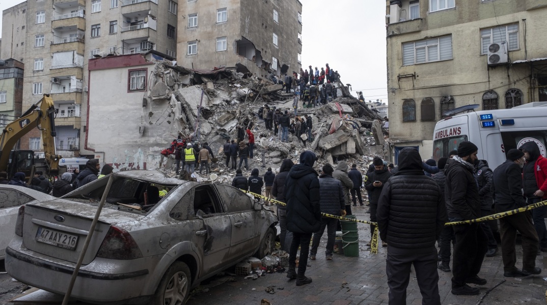 Σεισμός στην Τουρκία: Δραματικές στιγμές περιγράφουν οι κάτοικοι μετά τη σεισμική δόνηση 7,8 βαθμών που έπληξε την Τουρκία και τη Συρία.