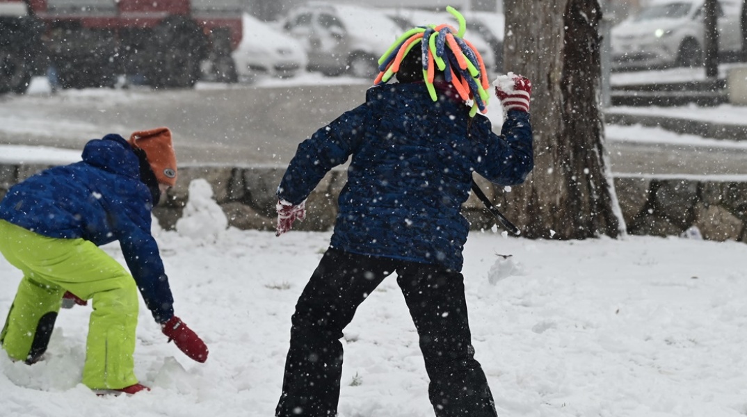 Κακοκαιρία στην Αττική - Παιδιά παίζουν με τα χιόνια στην Αττική