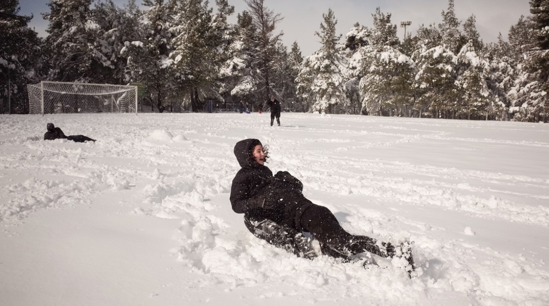Χιόνια από την κακοκαιρία «Μπάρμπαρα» στην Αττική - Νέοι και παιδιά που διασκεσάζουν
