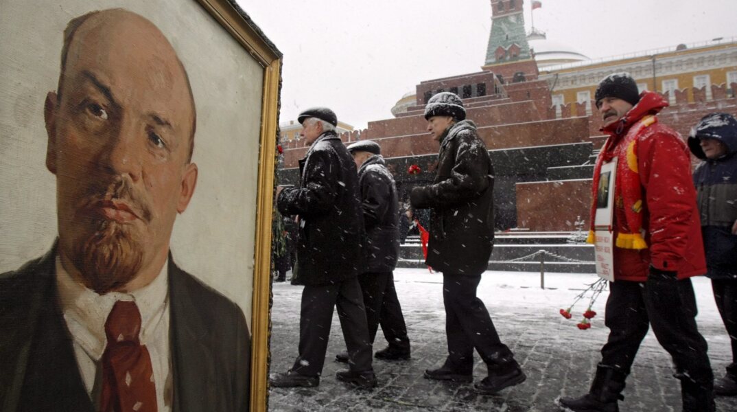 Πολίτες έξω από το Μαυσωλείο του Λένιν στην Κόκκινη Πλατεία