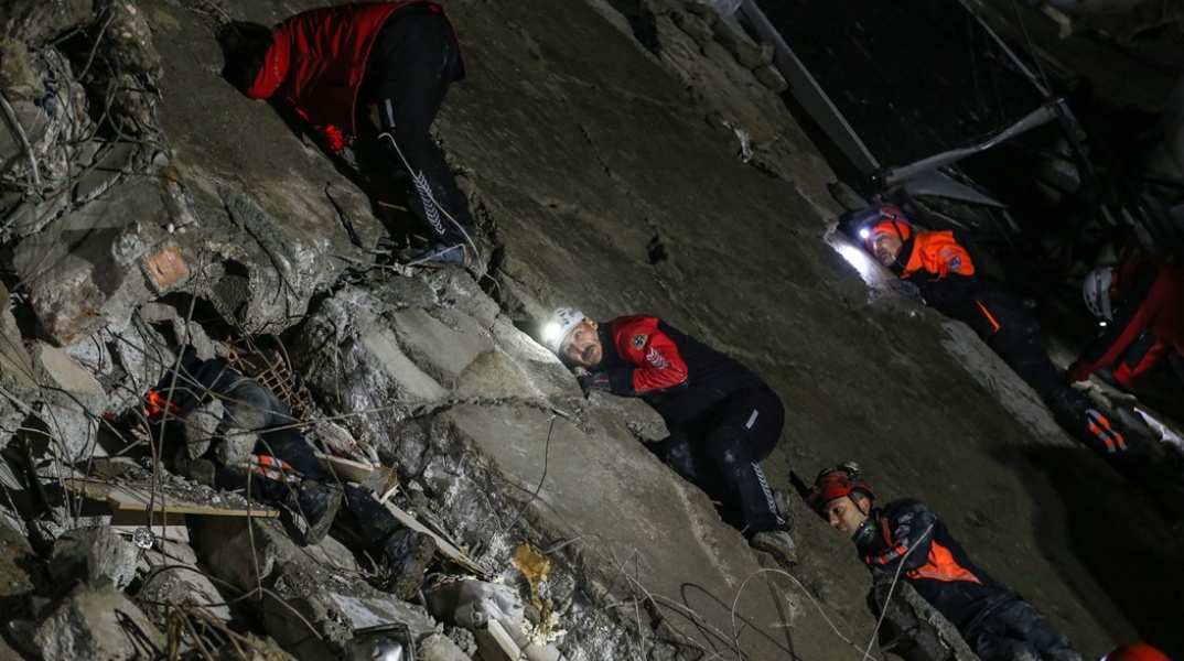 Σεισμός στην Τουρκία - Διασώστες αναζητούν εγκλωβισμένους στα χαλάσματα
