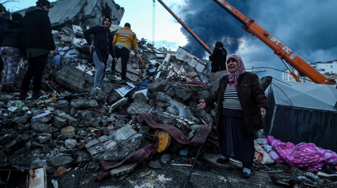 Σεισμός στην Τουρκία - Γυναίκα θρηνεί στα χαλάσματα