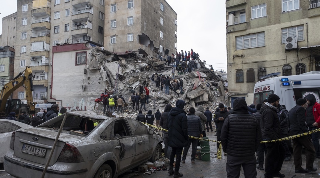 Χαλάσματα στην Τουρκία μετά τον σεισμό των 7,8 Ρίχτερ - Διασώστες πάνω στα χαλάσματα