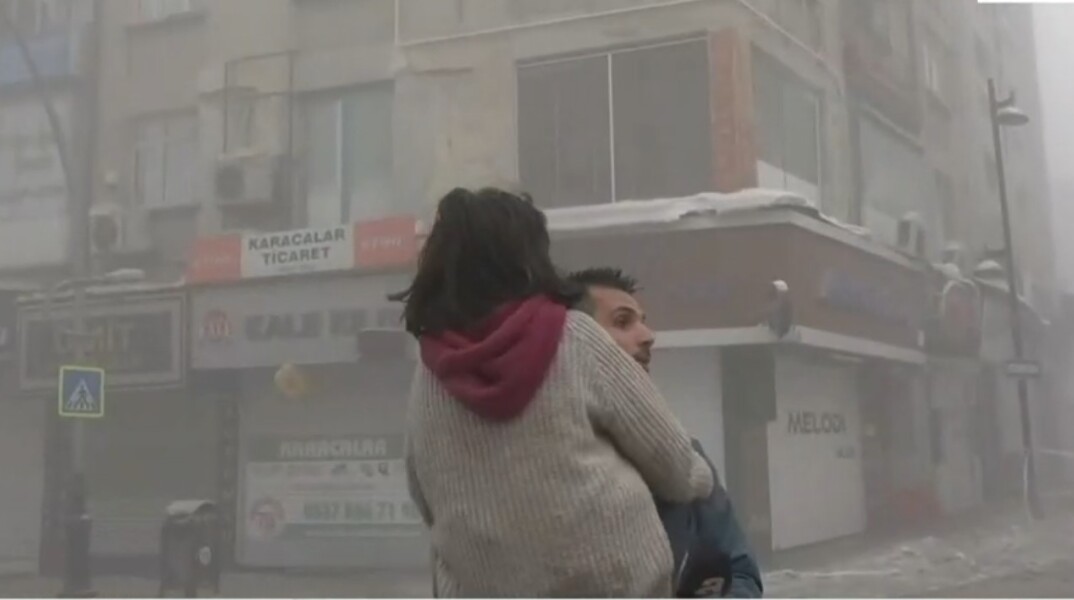 Σεισμός στην Τουρκία: Η αγκαλιά ρεπόρτερ σε κοριτσάκι μετά από ισχυρό μετασεισμό