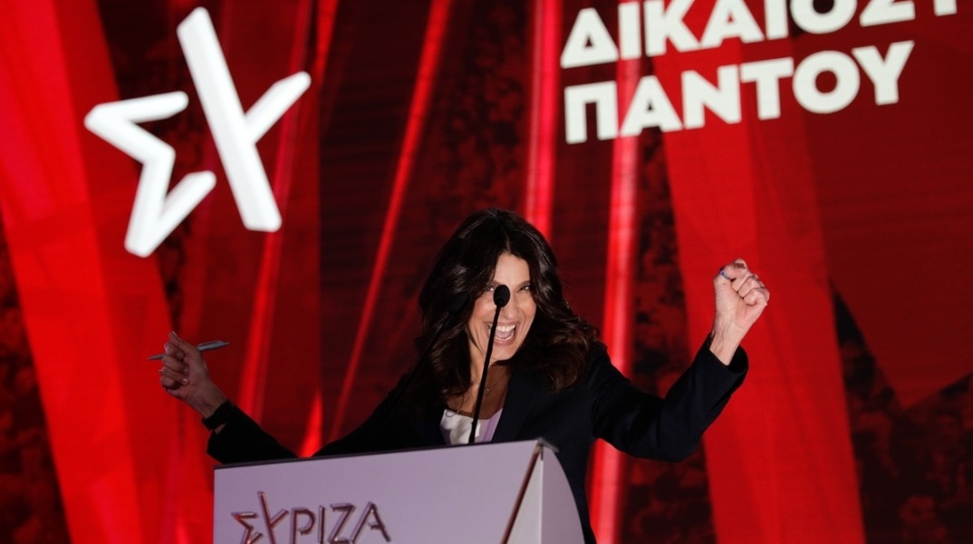 Η Πόπη Τσαπανίδου καλεί τον Αλέξη Τσίπρα στο βήμα: «Πρόεδρε, έλα με φόρα» - Viral το κάλεσμα της εκπροσώπου του ΣΥΡΙΖΑ στον πρόεδρο στην ομιλία στη Θεσσαλονίκη.