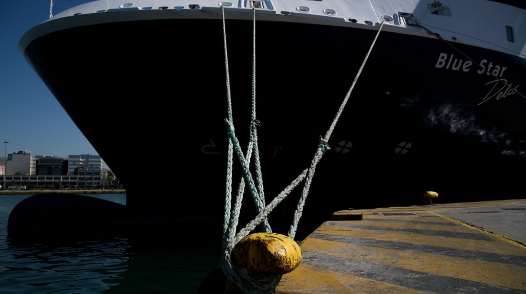 Πλοίο δεμένο σε κάβο στο λιμάνι του Πειραιά