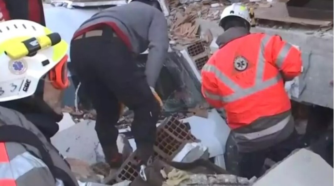 Δυνάμεις της ΕΜΑΚ στην Τουρκία σώζουν πολίτες από τα συντρίμμια