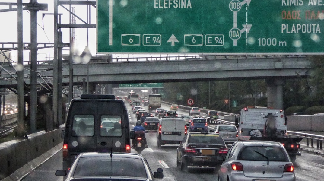 Κίνηση αυτοκινήτων στην Αττική Οδό