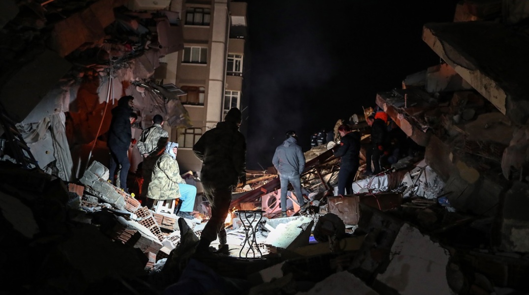 Σεισμός στην Τουρκία - Έρευνες για εγκλωβισμένους στα σιντρίμμια