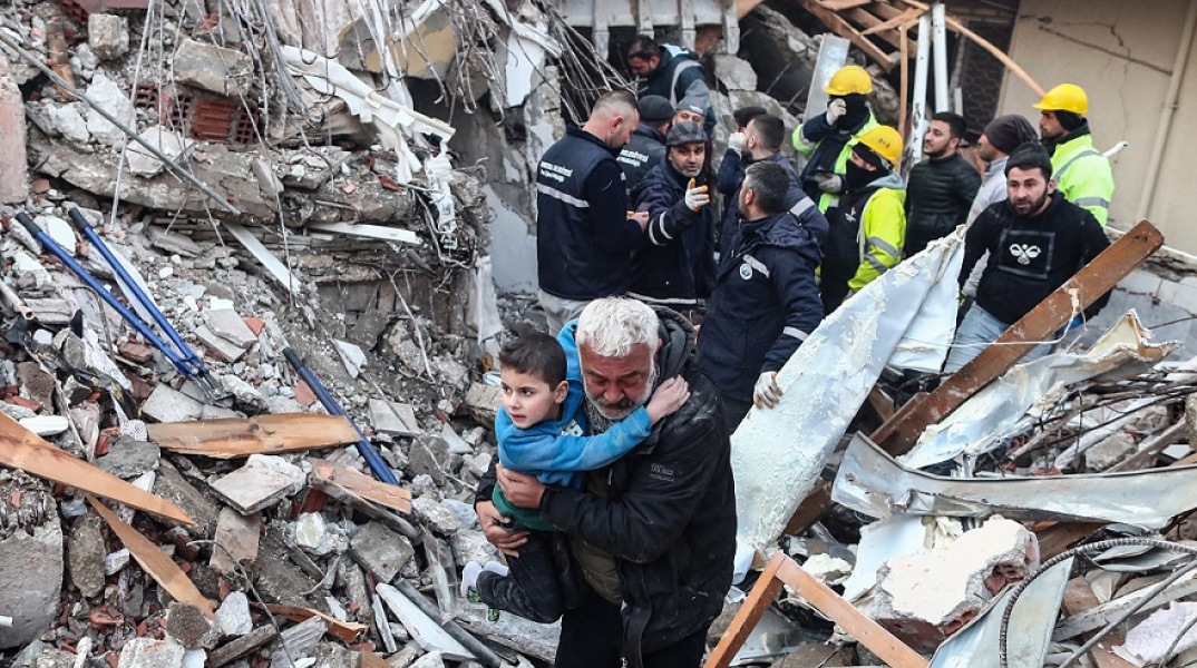 Σεισμός στην Τουρκία: 8χρονος ανασύρθηκε ζωντανός μετά από 52 ώρες