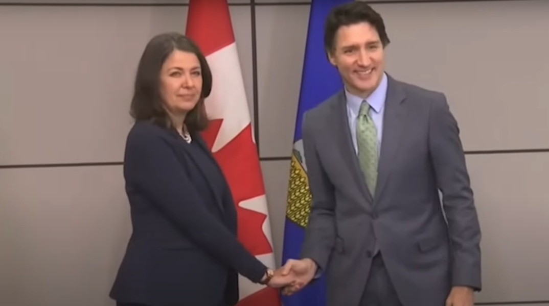 Καναδάς: Ο Τζάστιν Τριντό χαιρετά την πρωθυπουργό της Αλμπέρτα με μια αμήχανη χειραψία και γίνεται viral - Οι δύο τους έχουν σημαντικές πολιτικές διαφορές.