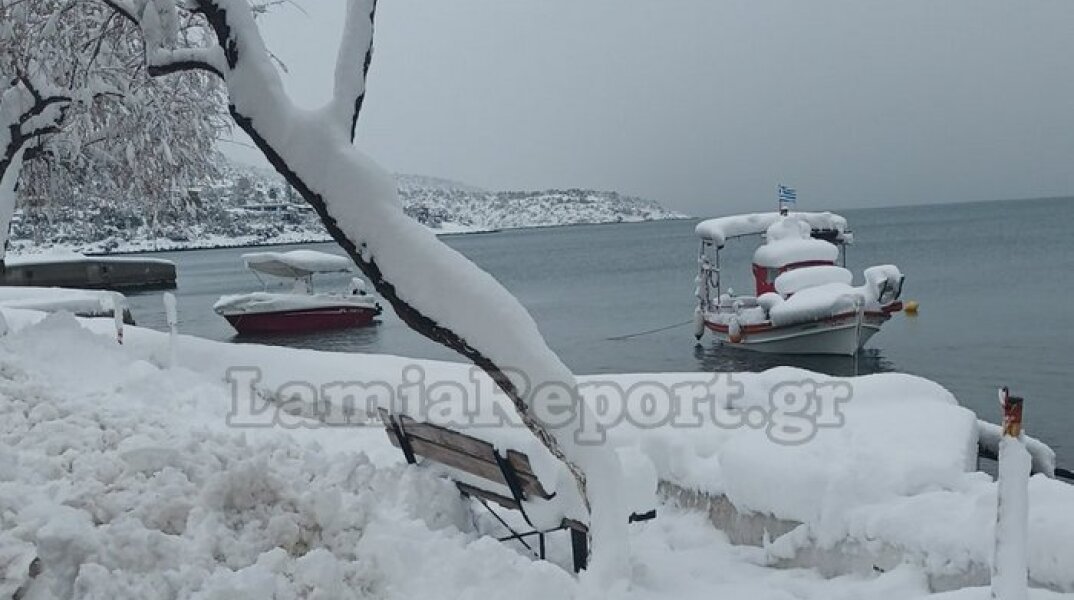 Χιόνια πάνω σε βάρκα στη Φθιώτιδα