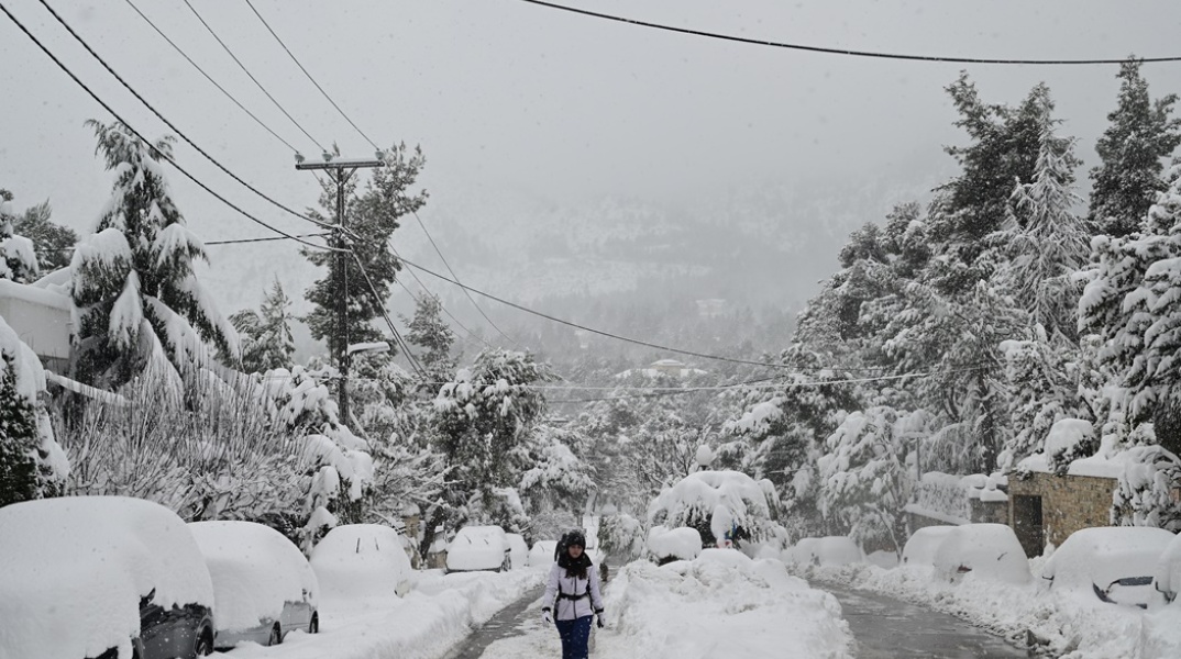 Χιόνια από την κακοκαιρία «Μπάρμπαρα» - Γυναίκα περπατά σε χιονισμένο δρόμο